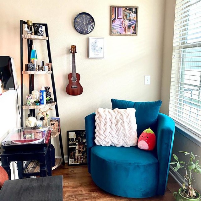 navy accent chairs in living room