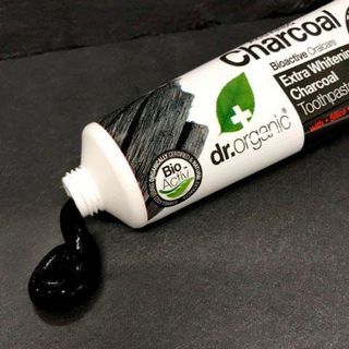 We're collabing with @dr_organic to bring you a special Natural Beauty #VeganHour! First up, #charcoal toothpaste: https://t.co/tiEDUNpU0k https://t.co/IYNFPC63IM
