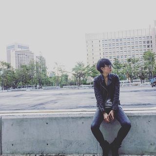 吉兒.李 - Cazadora biker de cuero Conroy