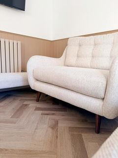 Our new sofa is finally here 🤍 

Safe to say it’s already getting plenty of use… nights snuggled, daytime coffees, and our 8-year-old claiming her spot 😂 

This is our second sitting area in the kitchen/diner, so we really wanted it to feel like a proper, lived-in space — not just somewhere that looks nice 

Sofa is from dfs ✨ 

Now to finish it off with all the cosy bits and make it feel like us 🏡 

What would you add first? 

#homesweethome #familyliving #neutralhome #livingroominspo #dfssofa