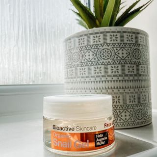 𝙰𝙳/𝙶𝙸𝙵𝚃𝙴𝙳

For weeks now I have been struggling with dry and dull skin, I think the pregnancy insomnia and a demanding toddler are starting to take its toll on my skin. So when I was #gifted some of the Dr Organic Snail Gel by hollandandbarrett to try out I was so excited to give it a go.

I was certainly intrigued by the Snail Gel, it sounds rather unusual to have on your beauty counter. But the gel smells incredible and has such a nice texture, it soaks into the skin well leaving you feeling refreshed and your skin moisturised. It certainly isn’t slimy as you might initially think 😂

The gel also contains Helix Aspersa Muller, Aloe Vera and bio active plant ingredients blended with the gel. It’s 100% natural and really is a wonder product that is supposed to aid collagen production and aid elasticity as well as turning back that ageing clock 🙌 I need as much help as I can get at the moment as pregnancy exhaustion and dealing with a tornado toddler is destroying my skin.

Shop the Dr Organic Snail Gel on their website here https://bit.ly/3poRzhz
•
•
•
#theladygun #ad #MyHB #hollandandbarrett #gifted #collaboration #snailgel #drorganic #skincare #natural #organic #healthcare #pregnant #33weekspregnant #rainbowbaby #parentingduringapandemic #sharemummies #dayswithfammily #pregnantwithatoddler #dueinapril #selfcare