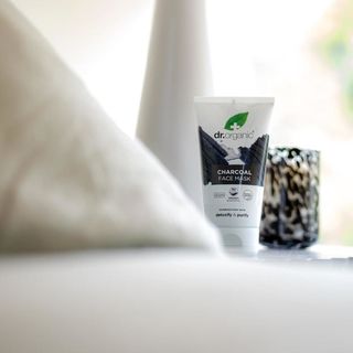 Charcoal is a holy grail ingredient for drawing out oil, dirt + impurities from the skin. If your skin is struggling with enlarged pores or blemishes, treat yourself to the Dr. Organic Charcoal Face Mask for a refreshing cleanse✨

Shop now at your local hollandandbarrett or online🛍️

#charcoalfacemask #facemask #blemishes #combinationskin #skincare
